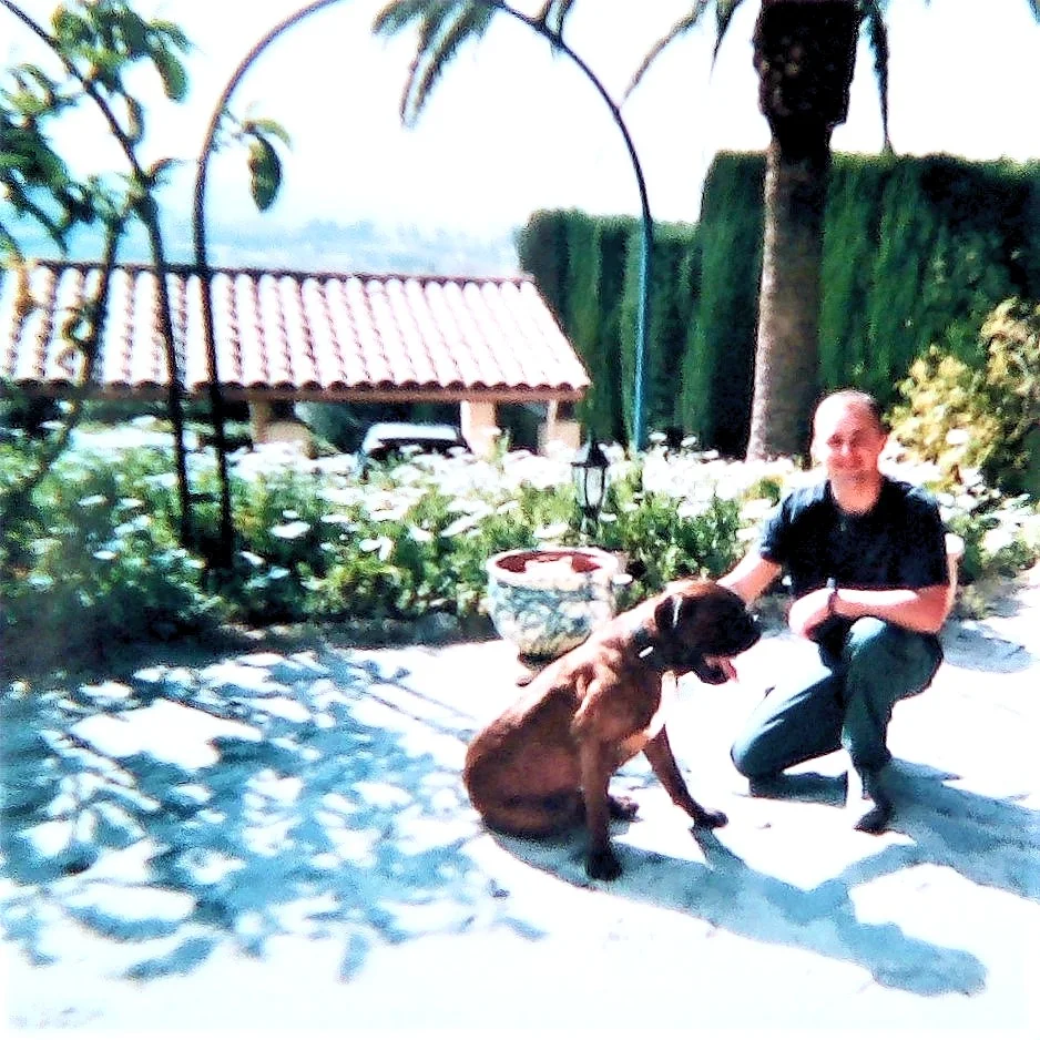 Gérald dans un jardin avec son chien
